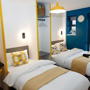 New Luxury In Location Next To Shops, Cafes, Bars & Metro Apartment London