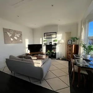 Hill Grove 2 Bedroom Apartment Leigh-on-Sea